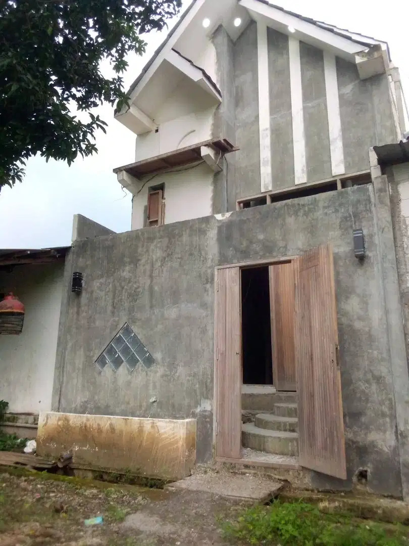 di jual rumah 2 lantai setengah jadi